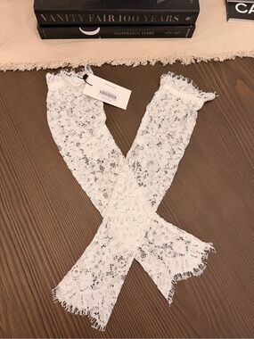 Park & Fifth White Lace Sleeves